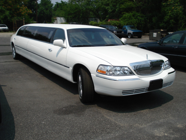 Lincoln Town Car Limo. Stretch Lincoln Town car